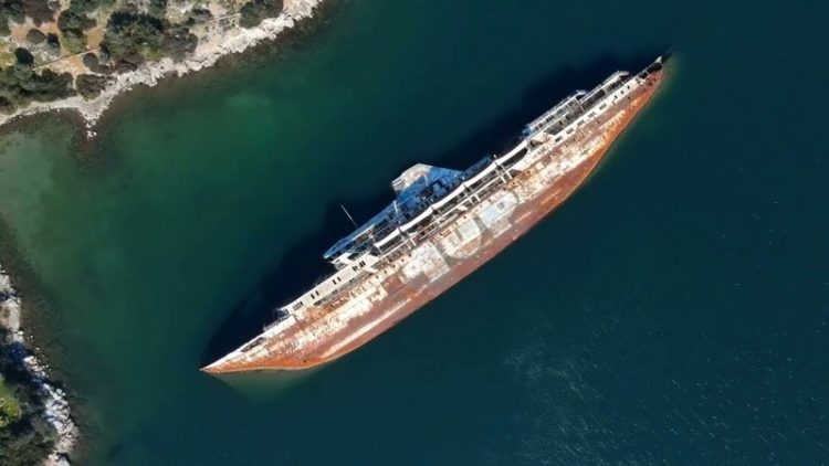 Μοναδικές εικόνες από το ναυάγιο Mediterranean Sky στην Ελευσίνα (video)