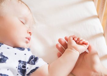 Tι να φοράει ένα μωρό στον ύπνο το καλοκαίρι