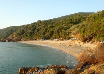Ο Ρακοπόταμος του Δήμου Αγιάς με τη χρυσή άμμο και την εξωτική ομορφιά