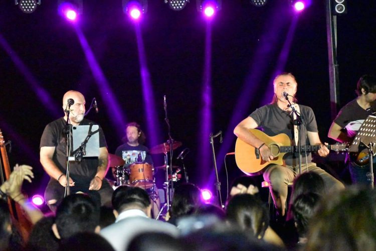 Στο δικό τους μουσικό σύμπαν οδήγησαν τους Τρικαλινούς οι Πυξ Λαξ