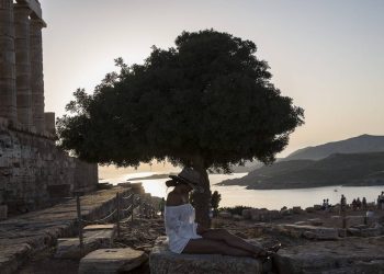 Άγιος Πέτρος: Η παραλία που βρίσκεται μία «ανάσα» μακριά από την Αθήνα