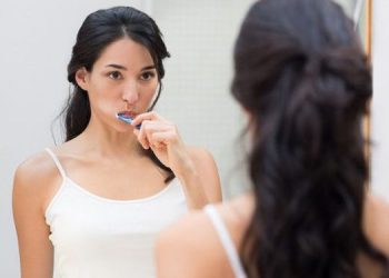Επτά τροφές που πρέπει να αποφεύγετε αν θέλετε λευκά δόντια