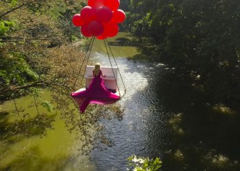Απιστευτο Θέαμα στα Τέμπη ενα πιάνο στον αέρα!  Δεν εχει γινει κατι αντίστοιχο πουθενά στον κόσμο!