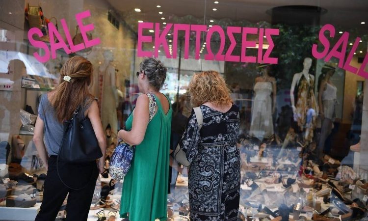 Ξεκινούν τη Δευτέρα (11/7) οι θερινές εκπτώσεις – Ποια Κυριακή θα είναι ανοιχτά τα καταστήματα
