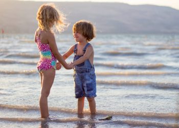 Το παιδί μου ντρέπεται να βγει στην παραλία – Πώς να το βοηθήσω να αγαπήσει το σώμα του
