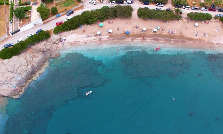 Τσονίμα και Περιγιάλι: Δύο παραλίες δίπλα στην Αθήνα για οικογενειακά μπάνια