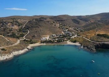 Κούνδουρος: Κρυστάλλινα, γαλαζοπράσινα νερά σε μία από τις πιο όμορφες και κοσμοπολίτικες παραλίες της Κέας (Τζιά)