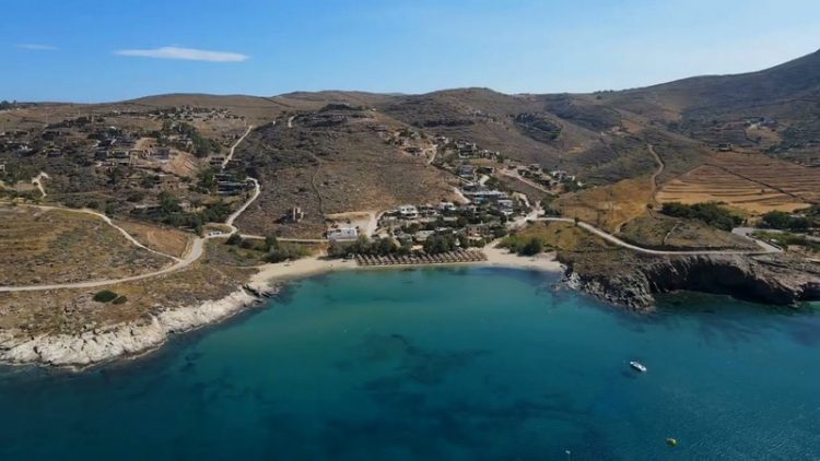 Κούνδουρος: Κρυστάλλινα, γαλαζοπράσινα νερά σε μία από τις πιο όμορφες και κοσμοπολίτικες παραλίες της Κέας (Τζιά)