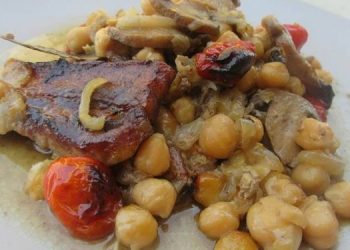 Ρεβίθια στον φούρνο με χοιρινή πανσέτα και μανιτάρια