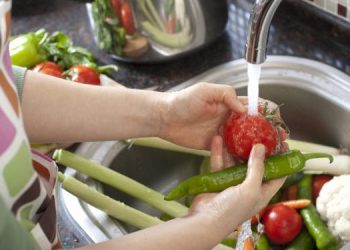 Μην κάνετε ποτέ αυτό πριν πλύνετε φρούτα και λαχανικά: Τι προειδοποιεί το CDC