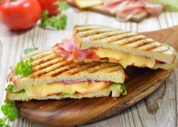 Πόσες θερμίδες (νομίζετε ότι) έχει ένα τοστ; Αγαπημένο σνακ αλλά…