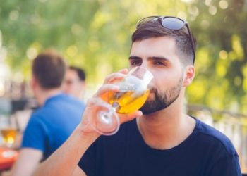 Γιατί δεν πρέπει να σβήνουμε τη δίψα μας με αλκοόλ. Τι κίνδυνοι υπάρχουν