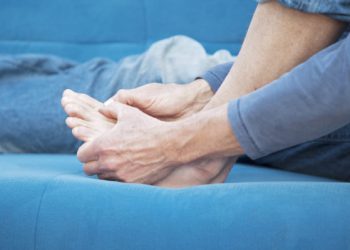 Προσοχή αν έχετε ουρική αρθρίτιδα. Οι κρίσεις της αυξάνουν παροδικά έναν σοβαρό κίνδυνο