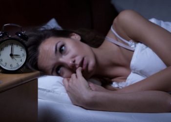 Δυσκολεύεστε να κοιμηθείτε το βράδυ; Η καρδιά σας μπορεί να το πληρώσει