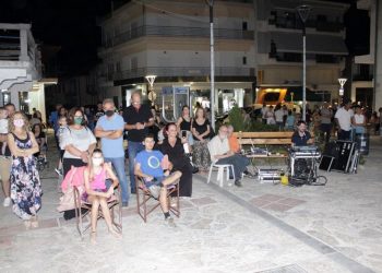 Μουσική βραδιά με τον Χάρη Καραμπέρη στην πλατεία του Αγίου Νικολάου Πύλης