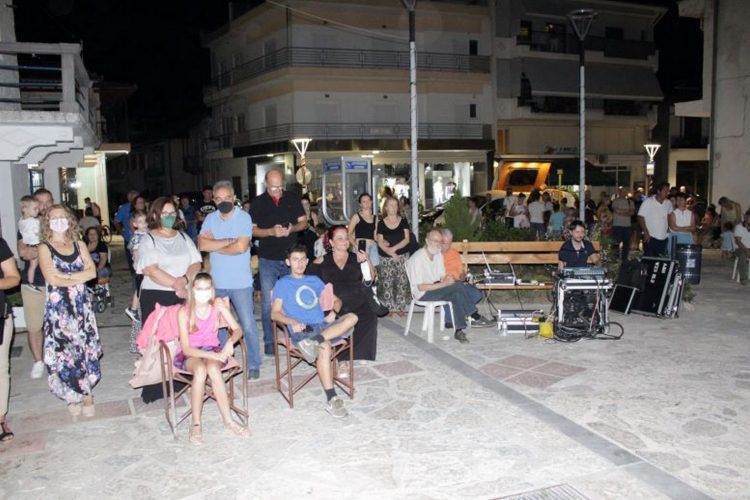Μουσική βραδιά με τον Χάρη Καραμπέρη στην πλατεία του Αγίου Νικολάου Πύλης