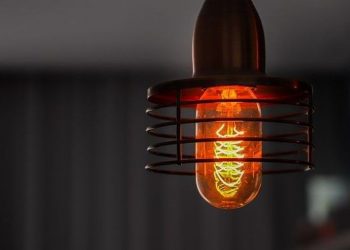 Τα μυστικά των ειδικών για να μειώσεις τον λογαριασμό ρεύματος το φθινόπωρο