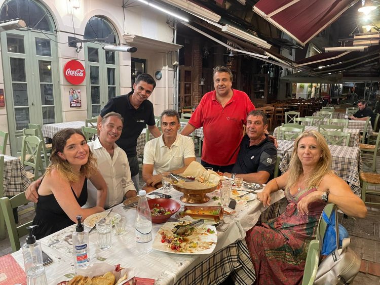 Πέρασμα γνωστών καλλιτεχνών τα “Μεζεδοκαμώματα”-Ο Παναγιώτης Κορομπλής υποδέχθηκε τον Γεράσιμο Ανδρεάτο, τη Σοφία Μάνου