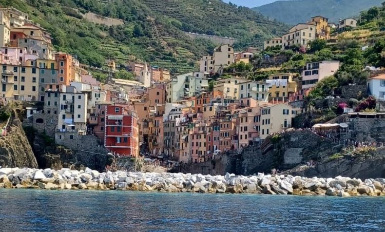 Cinque Terre: Τα πέντε πολύχρωμα “καρτ ποστάλ” χωριά της Ιταλικής Ριβιέρας