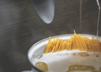 Το απόλυτο κόλπο για να μην χύνεται το νερό όταν βράζετε μακαρόνια (video)