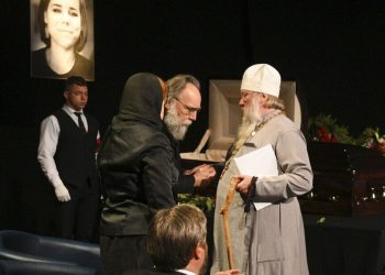 Αλεξάντερ Ντούγκιν: Συντετριμμένος στην κηδεία της κόρης του – «Πέθανε για τον λαό, για τη Ρωσία»