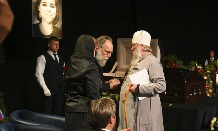 Αλεξάντερ Ντούγκιν: Συντετριμμένος στην κηδεία της κόρης του – «Πέθανε για τον λαό, για τη Ρωσία»