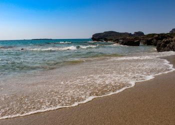 Φαλάσαρνα: Κολυμπώντας στα κρυστάλλινα νερά της Κρήτης – Ο επίγειος παράδεισος του καλοκαιριού