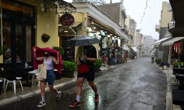 Κακοκαιρία: Επιμένει η «ψυχρή λίμνη» – Οι περιοχές που θα «χτυπηθούν» από καταιγίδες και χαλάζι