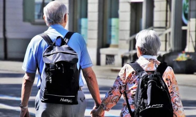 Κοινωνικός τουρισμός για συνταξιούχους 2022: Αναρτήθηκαν τα αποτελέσματα Αναρτήθηκαν σήμερα, Πέμπτη 4 Αυγούστου 2022, οι πίνακες δικαιούχων, ωφελουμένων και αποκλειομένων του προγράμματος Κοινωνικού Τουρισμού συνταξιούχων eΕΦΚΑ (τ. ΟΑΕΕ) της Δημόσιας Υπηρεσίας Απασχόλησης (ΔΥΠΑ). Το πρόγραμμα θα υλοποιηθεί από το Σάββατο 06.08.2022 και ο προϋπολογισμός του είναι ύψους 3 εκατ. ευρώ. Όσοι υπέβαλαν αίτηση έχουν δικαίωμα να υποβάλουν μία και μόνο ένσταση κατά των αποτελεσμάτων από την Παρασκευή 05.08.2022 και ώρα 11:00 έως την Κυριακή 07.08.2022 ώρα 23:59, αποκλειστικά ηλεκτρονικά μέσω της Ενιαίας Ψηφιακής Πύλης της Δημόσιας Διοίκησης (gov.gr). Συγκεκριμένα, η διαδρομή είναι: Αρχική / Εργασία και ασφάλιση / Αποζημιώσεις και παροχές / Προγράμματα κοινωνικού τουρισμού για συνταξιούχους e-ΕΦΚΑ (πρώην ΟΑΕΕ). Οι ενστάσεις θα εξετάζονται από το Δ.Σ. της ΔΥΠΑ και οι επικαιροποιημένοι πίνακες Δικαιούχων, Ωφελουμένων και Αποκλειομένων θα αναρτώνται στην παραπάνω διεύθυνση. ADVERTISING Πρόκειται για ένα πρόγραμμα ιδιαίτερα ενισχυμένο και ελκυστικό, τόσο για τους δικαιούχους όσο και για τους παρόχους, καθώς χαρακτηρίζεται από μειωμένη έως μηδενική ιδιωτική συμμετοχή για τους δικαιούχους στο κόστος της διανυκτέρευσης στα τουριστικά καταλύματα και αυξημένες τιμές επιδότησης στους παρόχους. Με το νέο πρόγραμμα ενισχύεται περαιτέρω ο εσωτερικός τουρισμός και προστίθεται μία ακόμη κατηγορία δικαιούχων στα προγράμματα κοινωνικής πολιτικής της ΔΥΠΑ. Η διαδικασία συμμετοχής γίνεται με τη χρήση της Επιταγής Κοινωνικού Τουρισμού, που είναι ένας μοναδικός αριθμός για κάθε δικαιούχο και κάθε ωφελούμενο ξεχωριστά. Οι δικαιούχοι και ωφελούμενοι μπορούν να πραγματοποιήσουν έως 6 διανυκτερεύσεις σε τουριστικό κατάλυμα που επιλέγουν από το «Μητρώο Παρόχων» της ΔΥΠΑ κατόπιν απευθείας συνεννόησής τους με τον πάροχο, καταβάλλοντας μικρή ιδιωτική συμμετοχή. Ειδικά για καταλύματα στις νήσους Λέρο, Μυτιλήνη, Χίο, Κω και στο νομό Έβρου μπορούν να πραγματοποιηθούν έως 10 διανυκτερεύσεις και στα καταλύματα των Δήμων Ιστιαίας- Αιδηψού και Μαντουδίου-Λίμνης-Αγ. Άννας της Β. Εύβοιας και της νήσου Σάμου έως 12 διανυκτερεύσεις εντελώς δωρεάν. Στο πρόγραμμα ισχύουν αυξημένες τιμές επιδότησης, οι οποίες αφορούν σε όλες τις κατηγορίες καταλυμάτων, ώστε να καλυφθεί το αυξημένο κόστος και να εξασφαλιστεί μεγάλη συμμετοχή. Επιπλέον, για το μήνα αιχμής Αύγουστο προβλέπεται αύξηση της επιδότησης κατά 20%, ώστε να υπάρξει μεγαλύτερη συμμετοχή των τουριστικών επιχειρήσεων τη συγκεκριμένη περίοδο. Η αύξηση θα ισχύει για όλο το χρόνο για τα καταλύματα της Βόρειας Εύβοιας και της Σάμου. Υπενθυμίζεται ότι απαγορεύεται η κράτηση μέσω άλλων επιχειρήσεων, γραφείων τουρισμού κ.λπ. Κατά την άφιξή τους στο τουριστικό κατάλυμα, οι πάροχοι ενεργοποιούν ηλεκτρονικά τις Επιταγές Κοινωνικού Τουρισμού μέσω των ηλεκτρονικών υπηρεσιών (e- services) της ΔΥΠΑ. Δείτε τους πίνακες δικαιούχων για το νέο πρόγραμμα κοινωνικού τουρισμού για συνταξιούχους ελεύθερους επαγγελματίες της ΔΥΠΑ