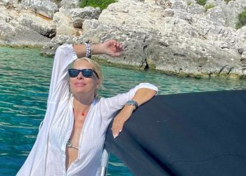 Ελένη Μενεγάκη: Οι διακοπές της στο μαγευτικό Ιόνιο – Νέες φωτογραφίες