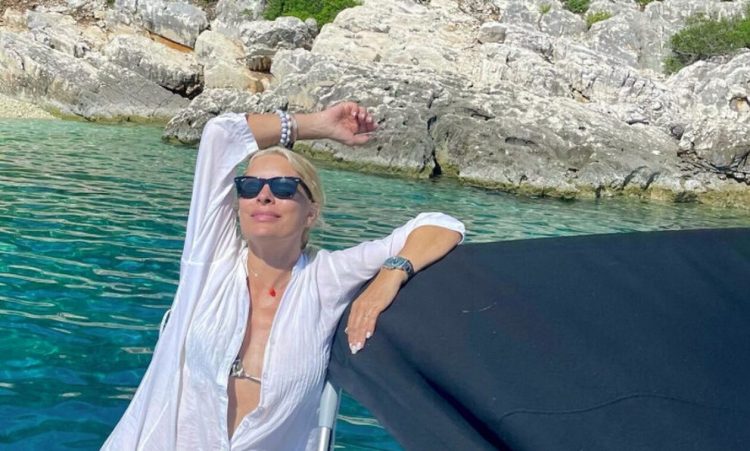 Ελένη Μενεγάκη: Οι διακοπές της στο μαγευτικό Ιόνιο – Νέες φωτογραφίες