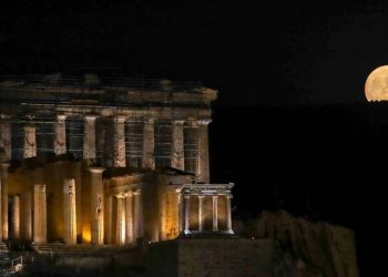 Πανσέληνος Αυγούστου: Πού θα δείτε τη «βροχή» των Περσείδων και το γεμάτο φεγγάρι σε όλη την Ελλάδα