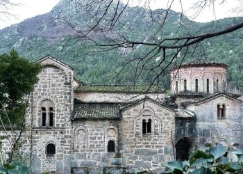 Πόρτα – Παναγιά. Η παλαιότερη βυζαντινή εκκλησία που απεικονίζει τον Χριστό και την Παναγία σε διαφορετικές θέσεις…