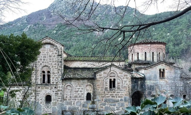 Πόρτα – Παναγιά. Η παλαιότερη βυζαντινή εκκλησία που απεικονίζει τον Χριστό και την Παναγία σε διαφορετικές θέσεις…