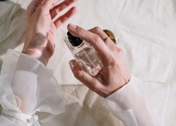 7 tips για να διαρκεί όλη την ημέρα το άρωμά σου