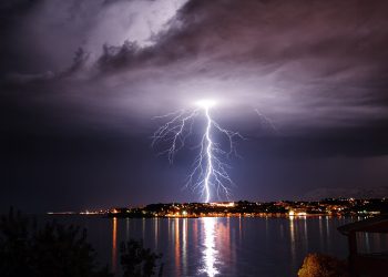 Οδηγίες «σωτηρίας» για τους κεραυνούς όταν είστε εκτός σπιτιού: «Μείνετε ακίνητοι και έχετε ενωμένα τα πόδια»
