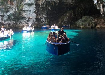 Κάνοντας βαρκάδα στο απόκοσμο λιμνοσπήλαιο της Μελισσάνης (φωτό-video)