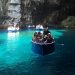 Κάνοντας βαρκάδα στο απόκοσμο λιμνοσπήλαιο της Μελισσάνης (φωτό-video)