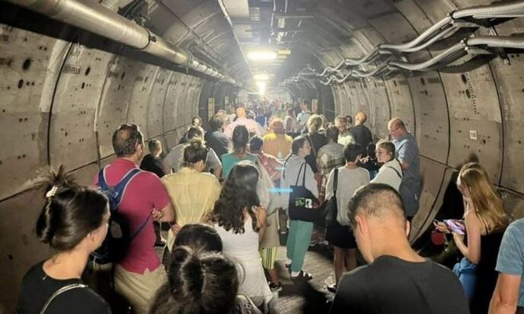 Μάγχη: Επιβάτες εγκλωβίστηκαν για πέντε ώρες στη σήραγγα – «Ήταν σαν ταινία καταστροφής»