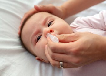 Βουλωμένη μύτη: Πώς θα ανακουφίσετε το μωρό
