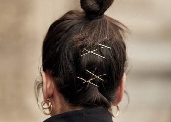Φριζάρουν τα μαλλιά σου από την υγρασία; 10 χτενίσματα που θα σε «σώσουν»