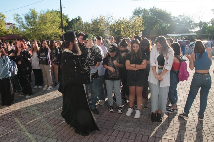 O Αγιασμός στο 4ο Πειραματικό ΓΕΛ Τρικάλων