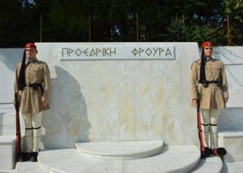 «Όταν φοράμε τη στολή του Εύζωνα νιώθουμε τιμή και υπερηφάνεια»: Συγκλονίζουν την Ελλάδα τα λόγια δίδυμων αδερφών Ευζώνων