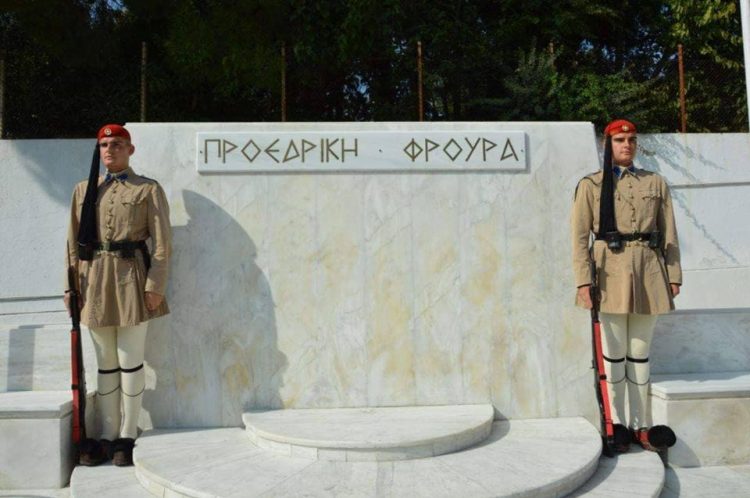 «Όταν φοράμε τη στολή του Εύζωνα νιώθουμε τιμή και υπερηφάνεια»: Συγκλονίζουν την Ελλάδα τα λόγια δίδυμων αδερφών Ευζώνων