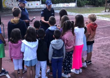 Διανομή ενημερωτικών φυλλαδίων από αστυνομικούς της Θεσσαλίας σε μαθητές σχολείων