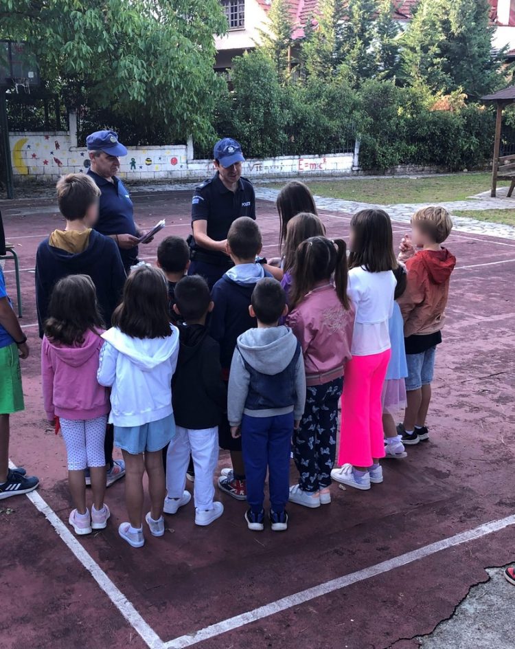Διανομή ενημερωτικών φυλλαδίων από αστυνομικούς της Θεσσαλίας σε μαθητές σχολείων