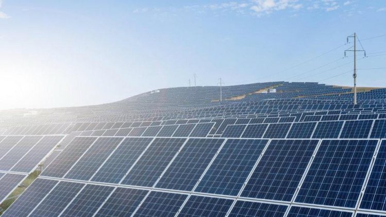 Με 4 νέους φωτοβολταϊκούς σταθμούς 251MW η ΔΕΗ
