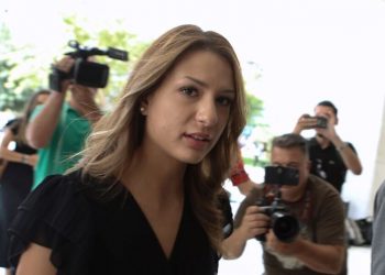 Στον Άρειο Πάγο η Γεωργία Μπίκα – Την υποδέχτηκαν με πανό και συνθήματα δεκάδες άτομα