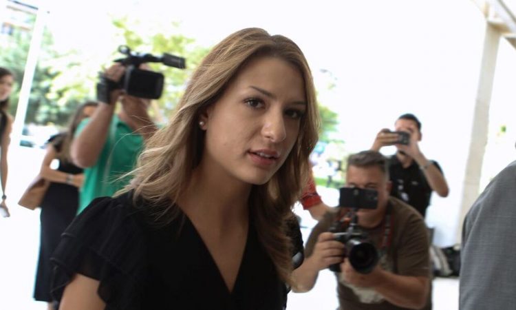 Στον Άρειο Πάγο η Γεωργία Μπίκα – Την υποδέχτηκαν με πανό και συνθήματα δεκάδες άτομα