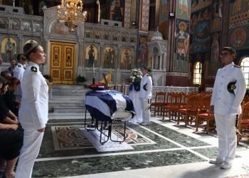 Λάρισα: Ράγισαν καρδιές στο τελευταίο «αντίο» στη 19χρονη Θάλεια